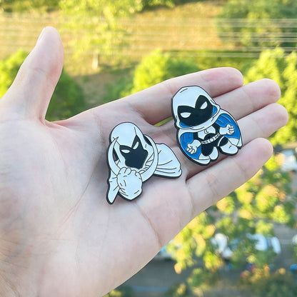 Moon Knight Lapel Pin Brooch Super Hero Marc Spector Badge Brooch Crescent Moon Shape Pin for Boyfriend Backpack Jewelry Gift